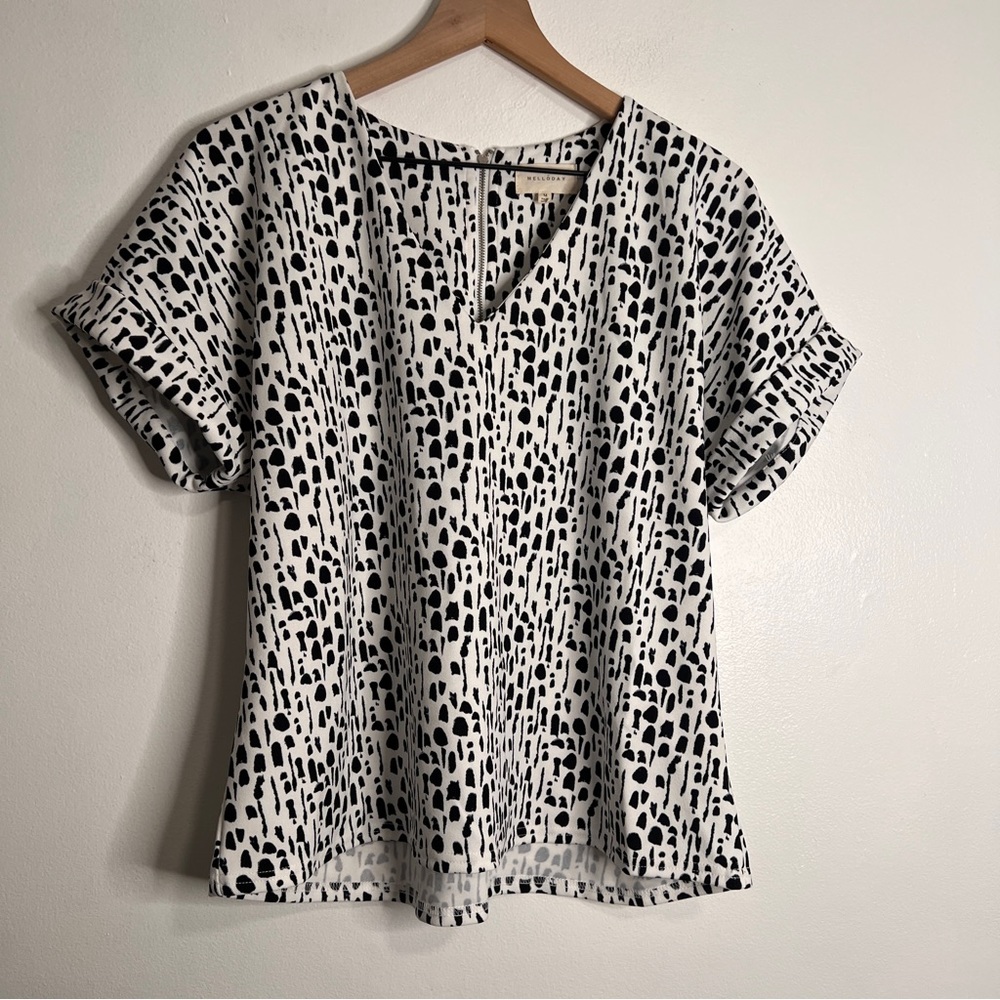 Melloday Black and White Spotted Short Sleeve Cuffed V Neck Blouse Size Medium